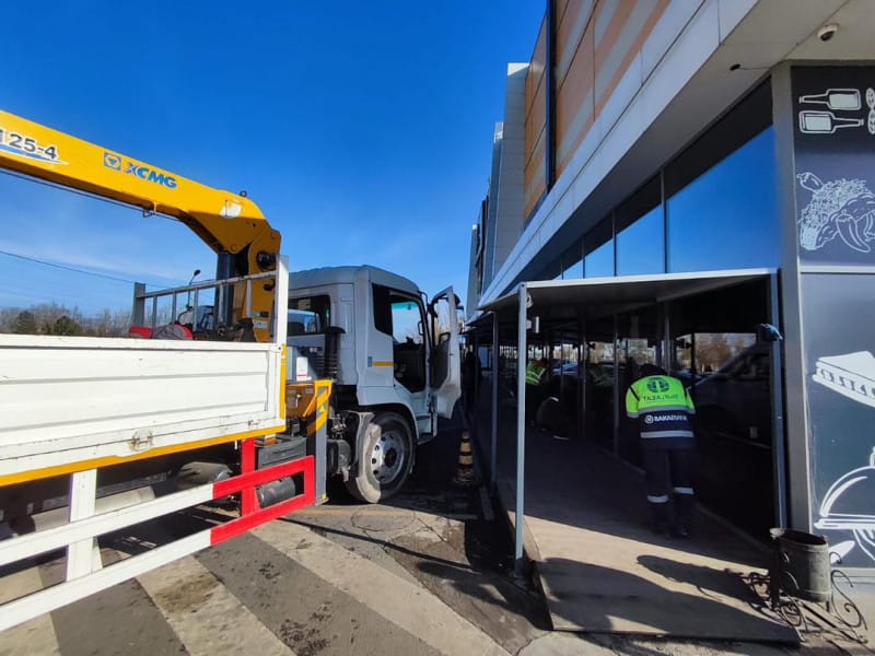 В Бишкеке демонтировали летник кафе "Империя пиццы" изображение публикации