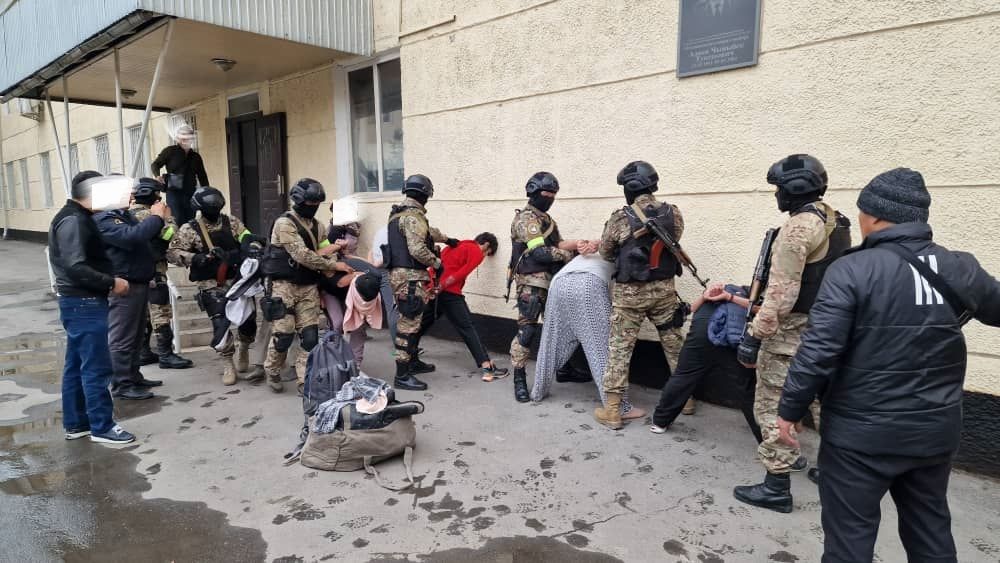 В Оше задержаны 11 человек — их подозревают в ограблении обменки, терроризме и экстремизме (фото) изображение публикации