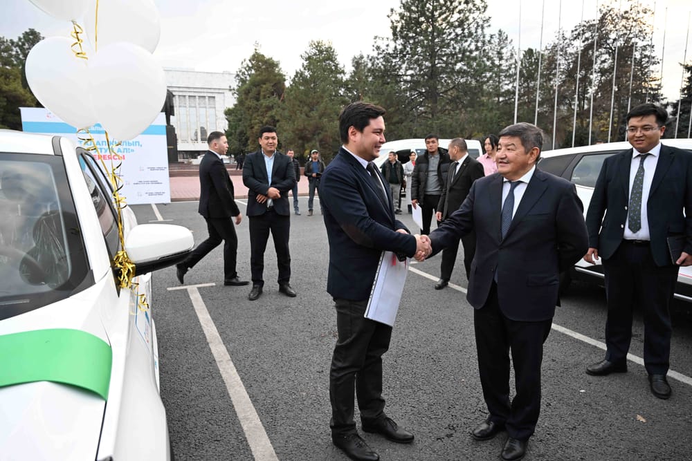 Глава кабмина вручил призерам лотереи "Требуй чек" девять автомобилей и две путевки в Дубай изображение публикации