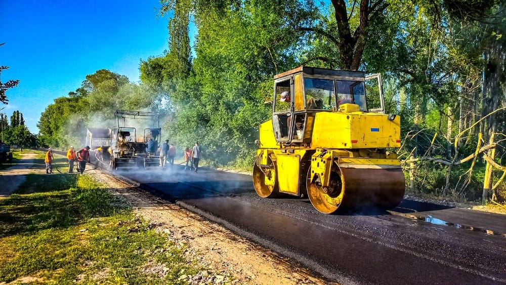 На средства инвесторов и госбюджета в КР заасфальтировано 654.7 км дорог —Минтранс изображение публикации