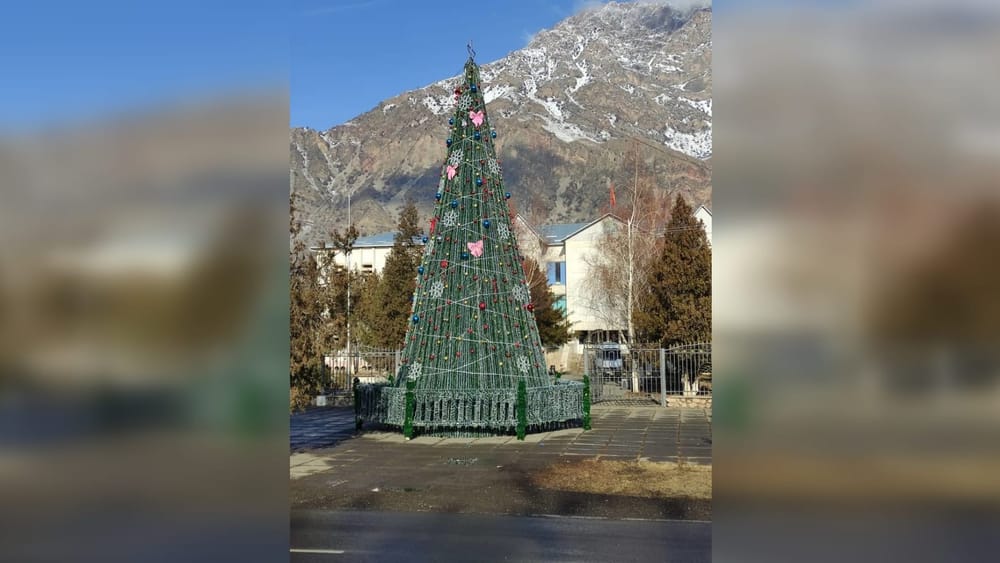В Кара-Куле в третий раз за два года загорелась новогодняя елка — видео изображение публикации