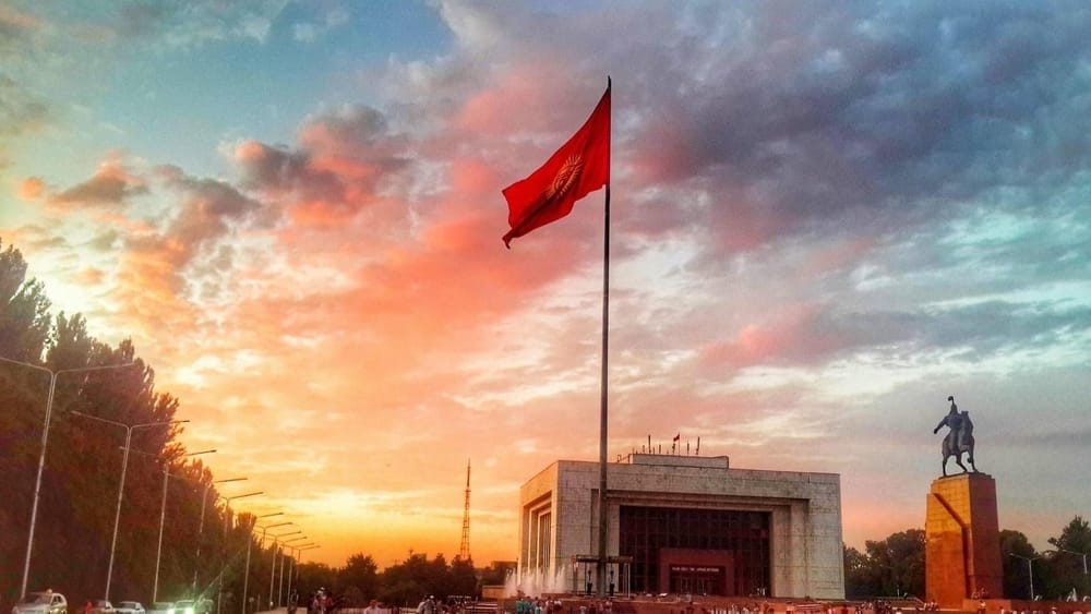 Мэрия Бишкека хочет модернизовать флагшток на площади "Ала-Тоо" – объявлен конкурс изображение публикации