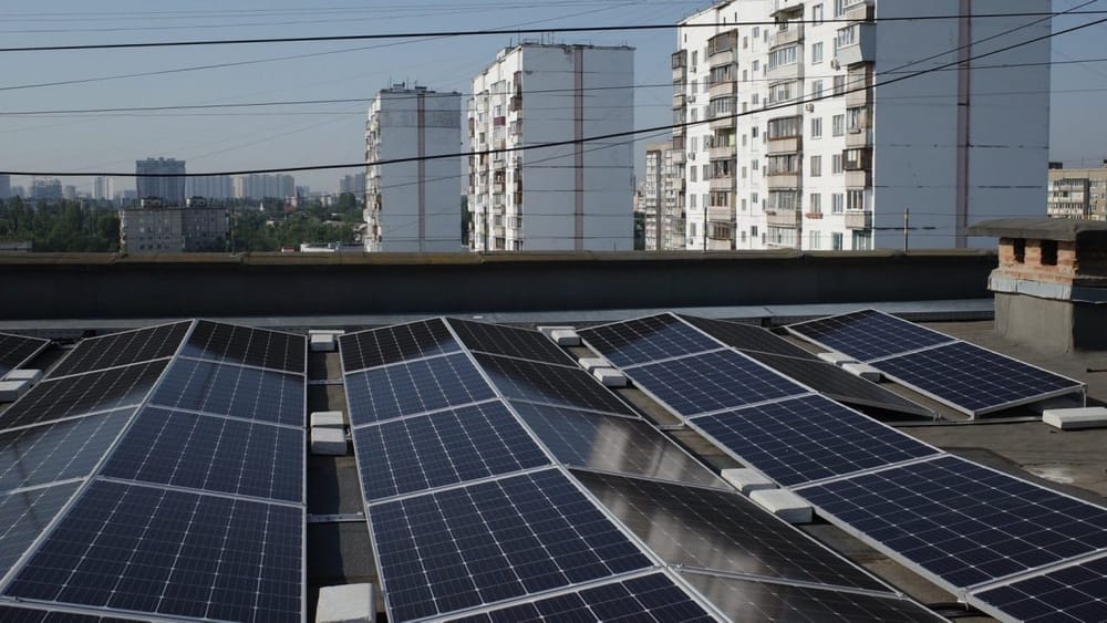 С 1 января Минэнерго предлагает обязать устанавливать солнечные панели на крышах новостроек изображение публикации