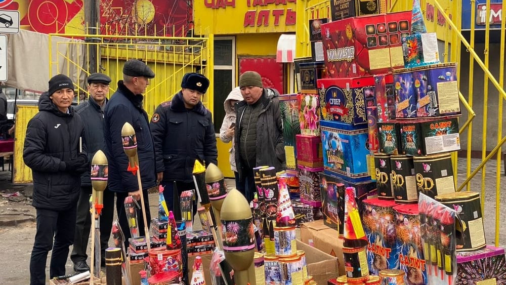 МЧС проверило торговцев пиротехникой на "Дордое" и напомнило о правилах безопасности при ее использовании изображение публикации