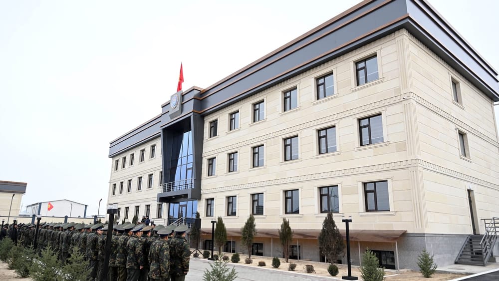 Садыр Жапаров открыл новое здание ГКНБ в Баткенской области изображение публикации