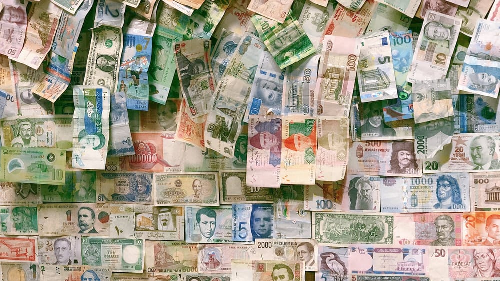 Сом отыграл назад, подешевев почти ко всем валютам, — официальные курсы изображение публикации