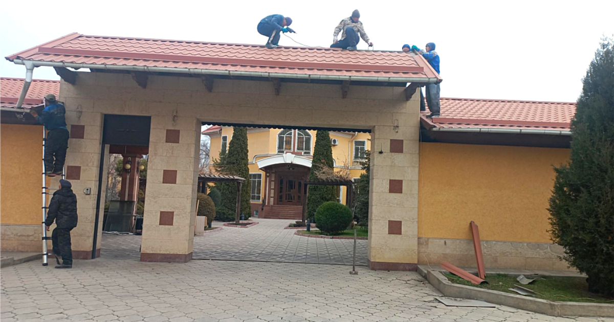 В Оше сносят забор дома Райымбека Матраимова изображение публикации