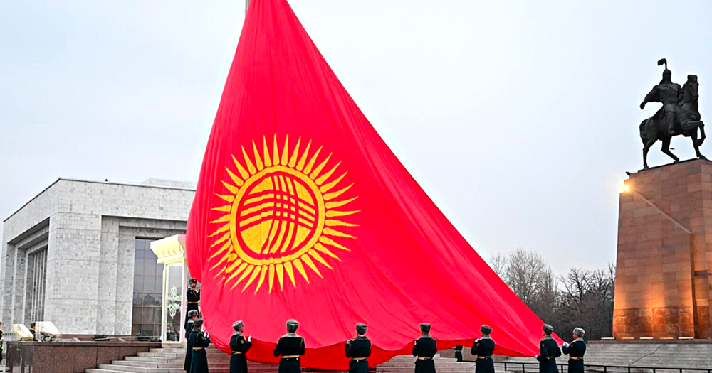 Эскиз нового флага опубликовали в газете "Эркин-Тоо" изображение публикации