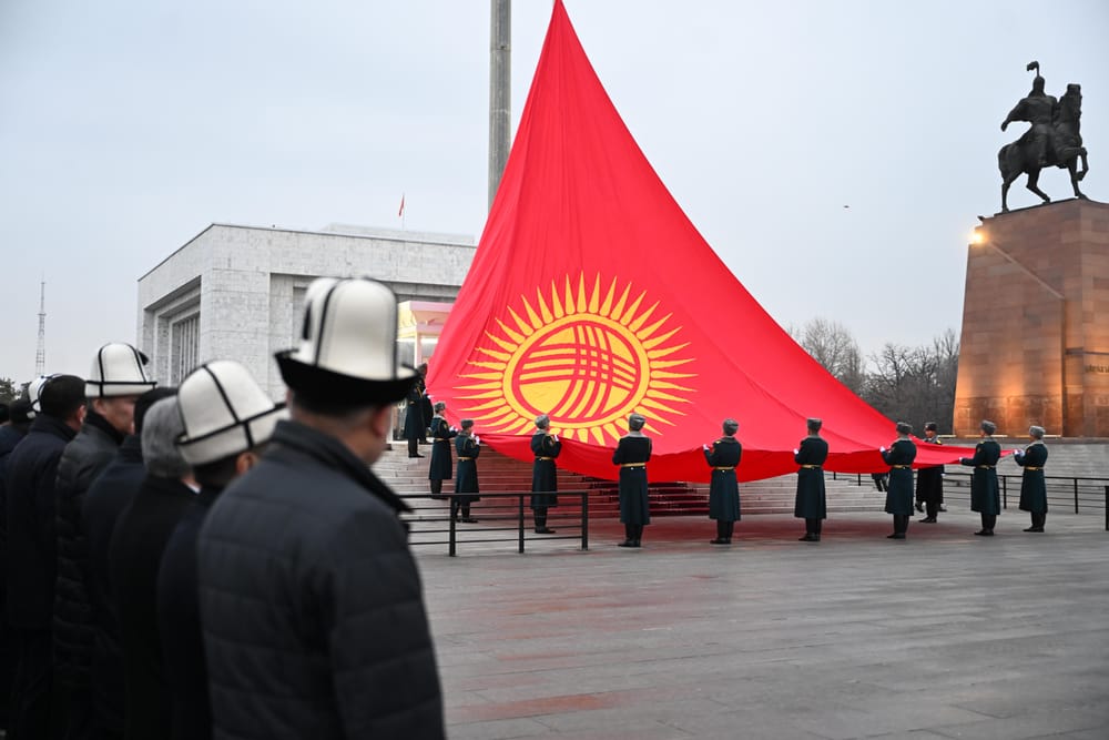 "Не вступил в силу". Бекешев намекнул на нелегитимность закона о новом флаге Кыргызстана изображение публикации