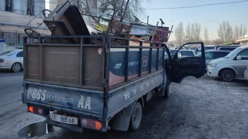 Стихийные торговцы Ошского рынка игнорируют запреты мэрии Бишкека изображение публикации