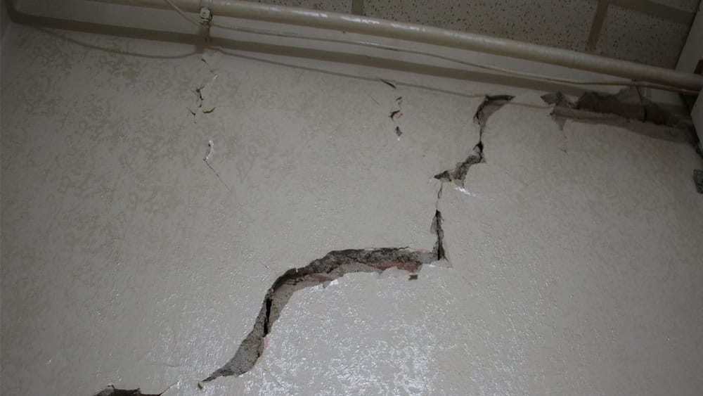 Госстрой просит кыргызстанцев сообщать о повреждениях зданий после землетрясения изображение публикации