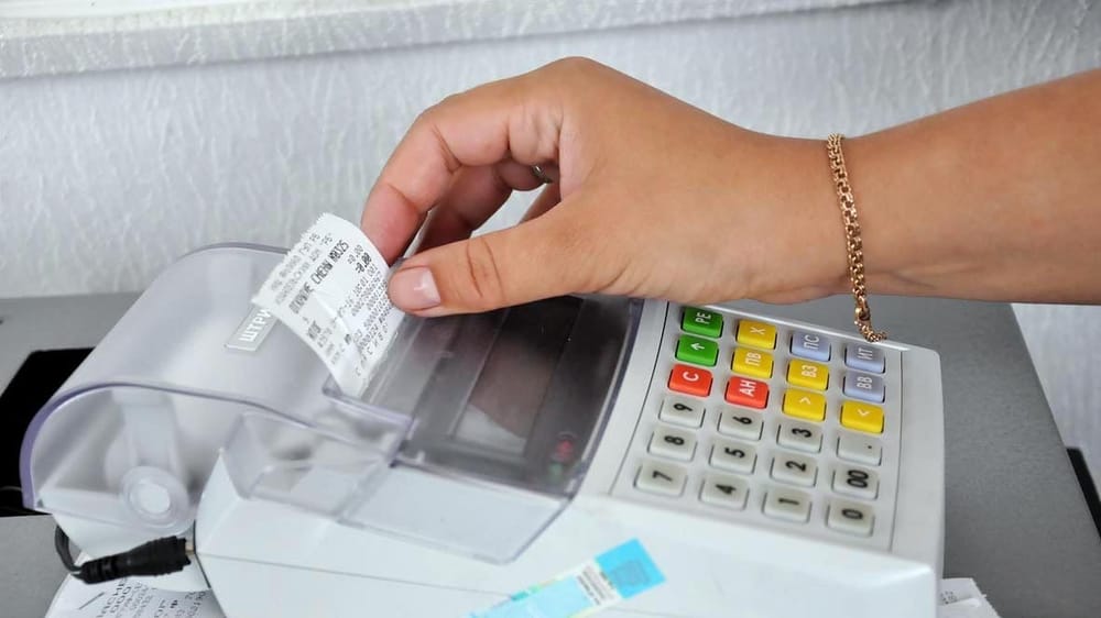 Госслужащих заставляют собирать чеки ККМ в обмен на 13-ю зарплату – Акылбек Жапаров подтвердил "принудиловку" изображение публикации