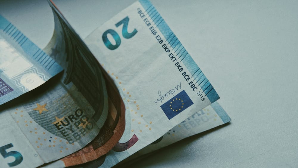 Курс валют на Моссовете: евро дешевеет, рубль незначительно укрепился изображение публикации