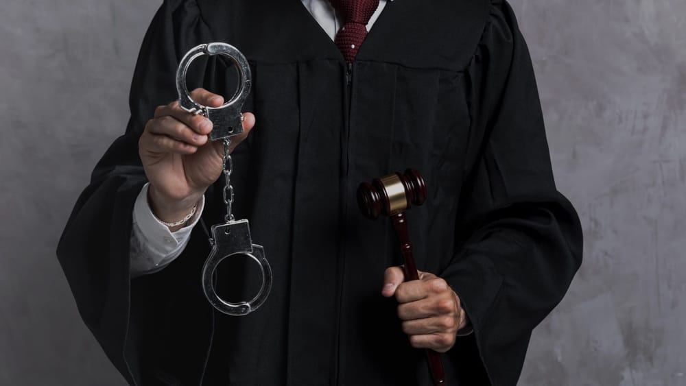 Судисполнитель из Бишкека не исполнил судебный акт – ущербу государству составил 2 млн сомов изображение публикации