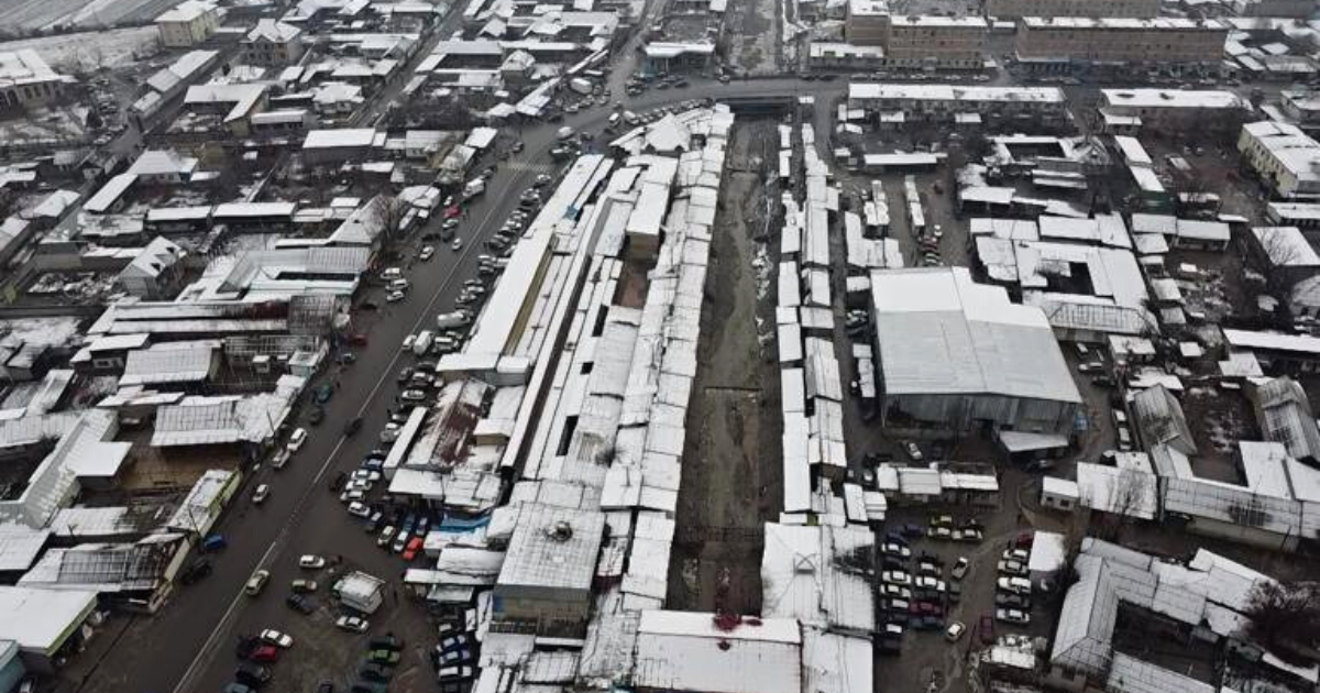 В Джалал-Абаде мужчина организовал вещевой рынок на водоохранной зоне – его задержали изображение публикации