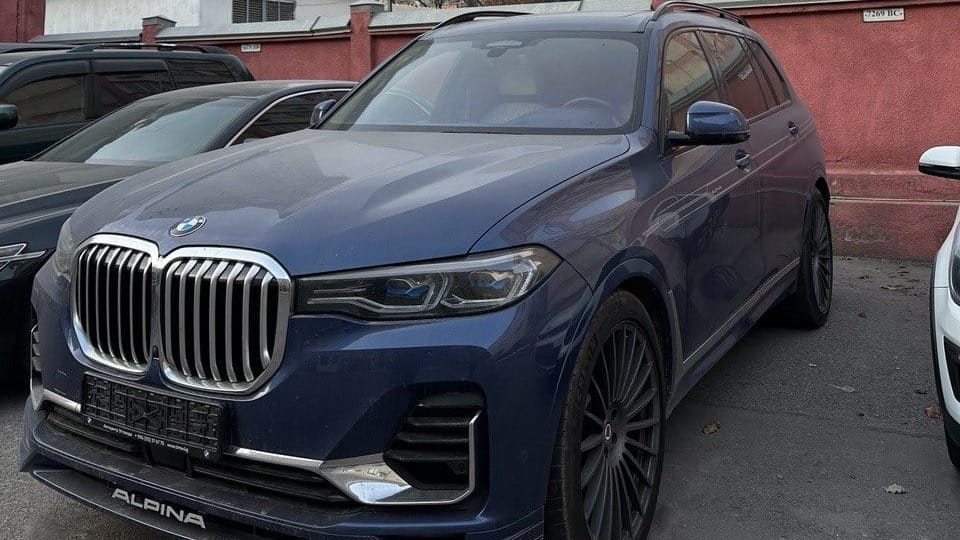 С молотка ушли пять машин Камчы Кольбаева – государству осталось продать еще две изображение публикации