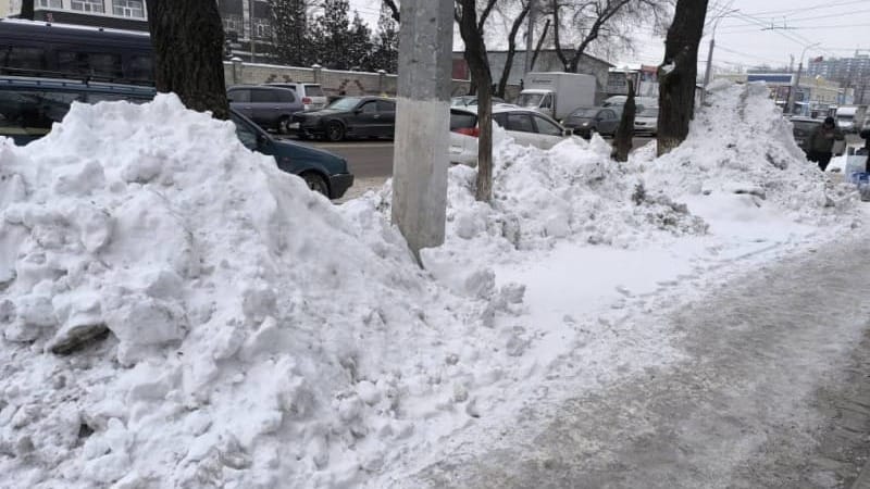 Мэрия Бишкека оштрафовала два рынка и два кафе за неубранный снег изображение публикации