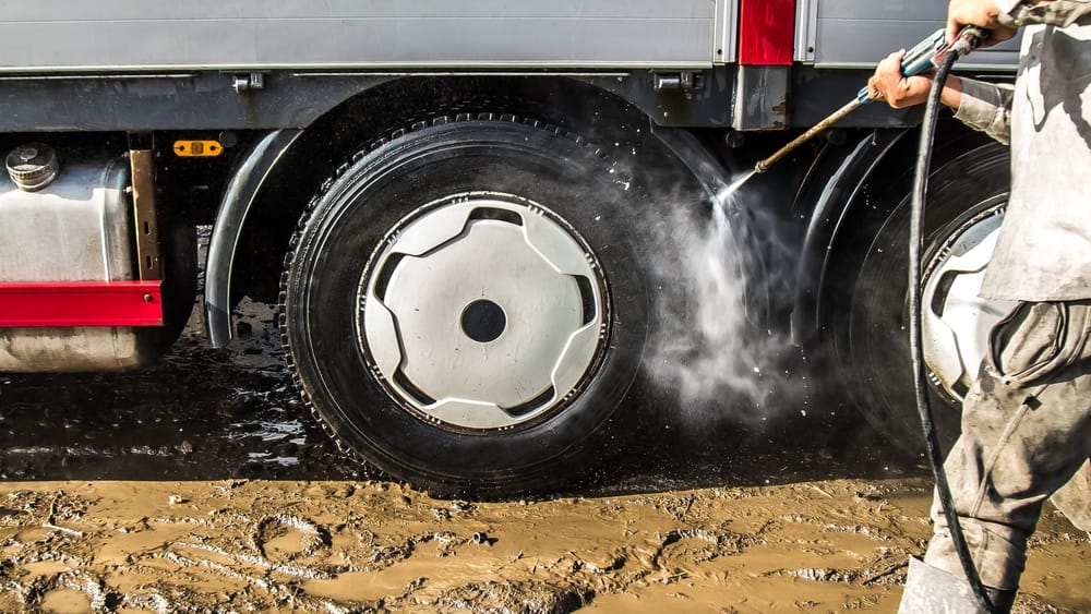 На стройплощадках Бишкека поручили устанавливать мойки для очистки колес автомобилей изображение публикации