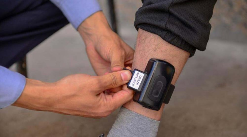 В КР официально внедрили электронные браслеты для подсудимых изображение публикации