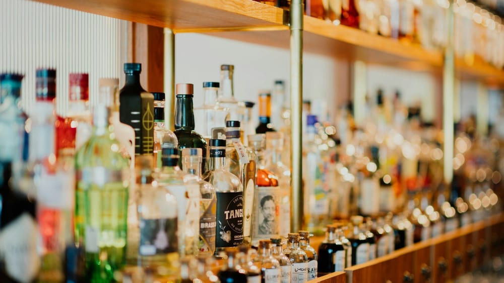 Налоговики КР в 2023 году изъяли из нелегального оборота 138 тысяч бутылок алкоголя изображение публикации