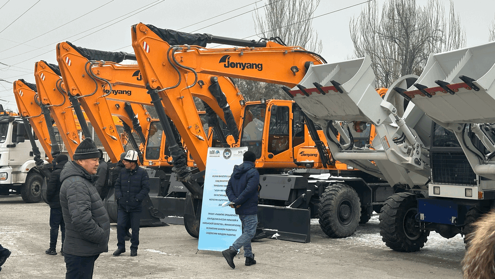 Нарынской и Иссык-Кульской областям вручили спецтехнику на 87 млн сомов изображение публикации