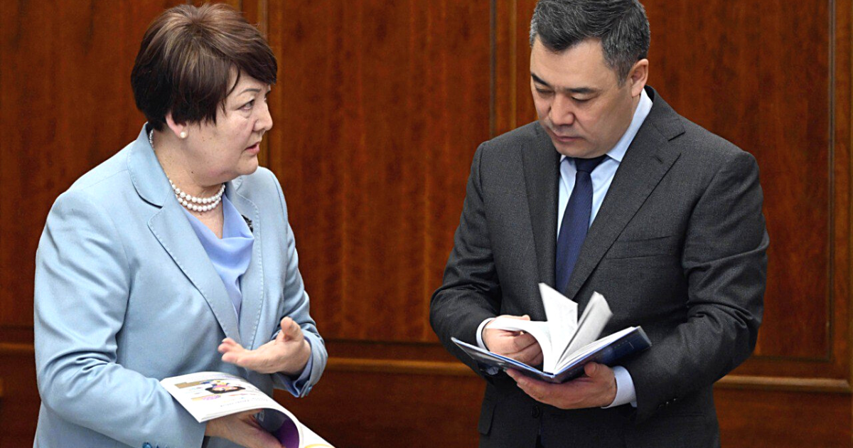 Садыр Жапаров поручил в течение двух лет решить вопрос нехватки учебников в КР изображение публикации