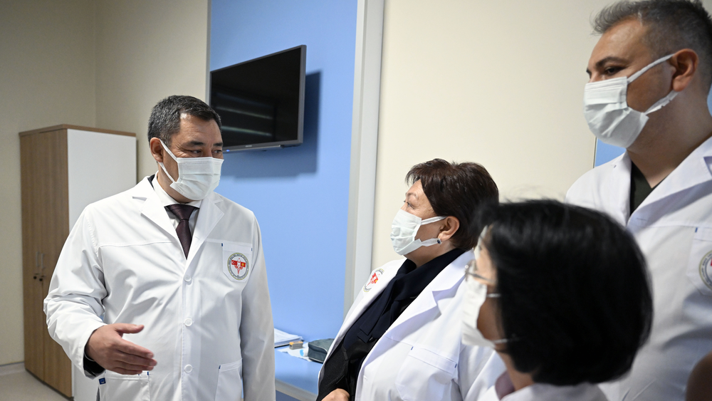 Садыр Жапаров подписал указ о реформировании системы финансирования здравоохранения в КР изображение публикации