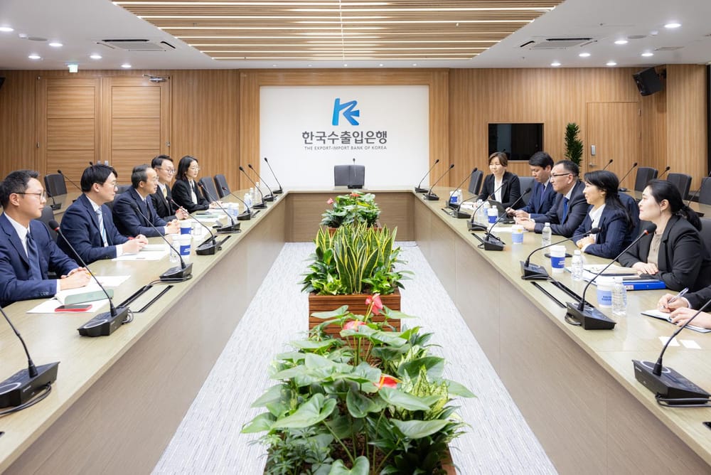 КР и «Эксимбанк» обсудили сотрудничество в развитии инфраструктуры, промышленности, транспорта и энергетики изображение публикации