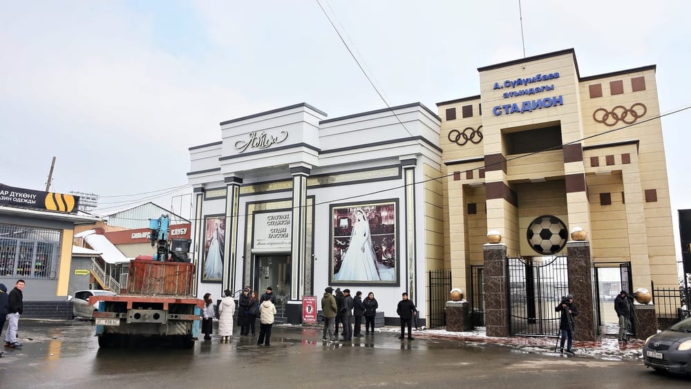 Мэрия Оша освобождает городской стадион от незаконных построек – фото изображение публикации