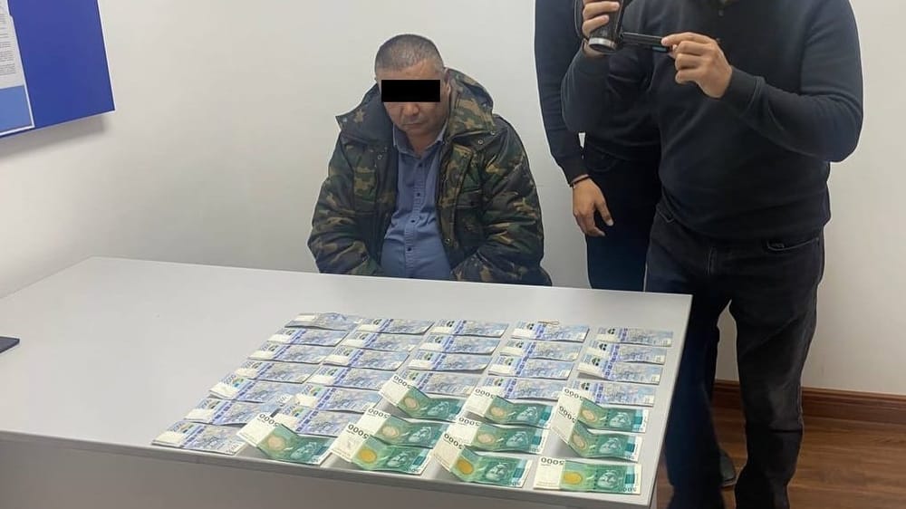 В Нарыне глава айылного аймака попался на взятке в 100 тысяч сомов сотруднику ГКНБ изображение публикации