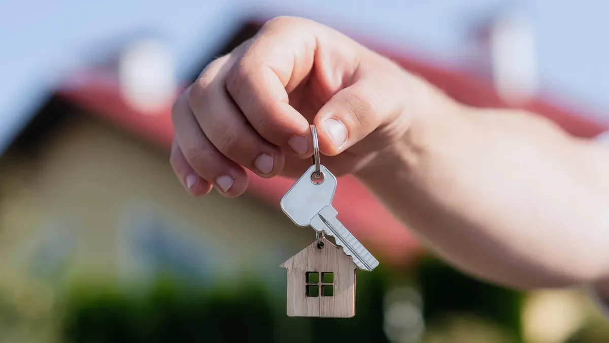 Мэр Бишкека вручил ключи от квартир детям-сиротам изображение публикации