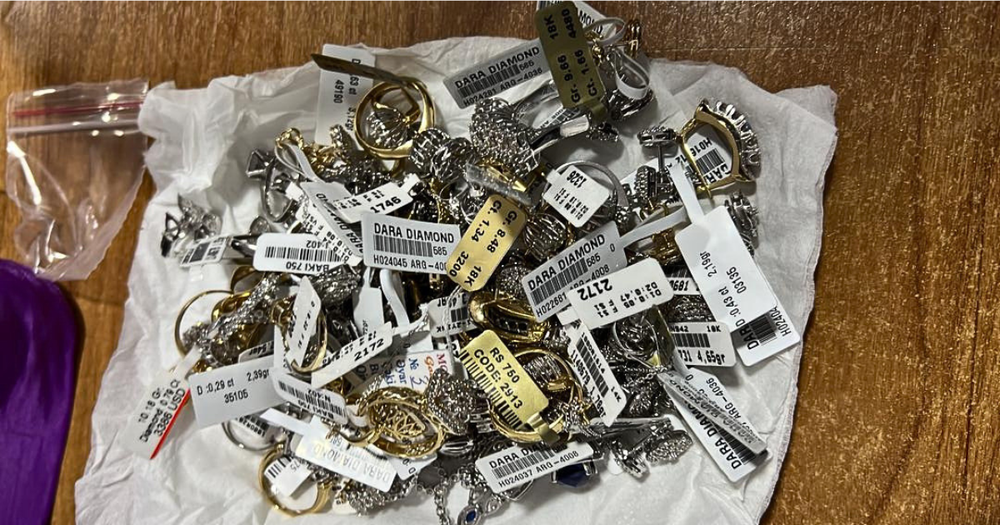 Кыргызстанка незаконно ввезла из Турции ювелирные изделия на 1.5 млн сомов изображение публикации