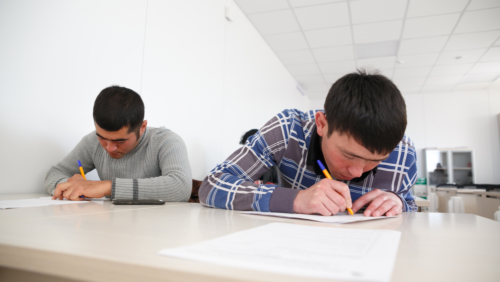 Рособрнадзор хочет обязать мигрантов сдавать экзамен по устной речи изображение публикации