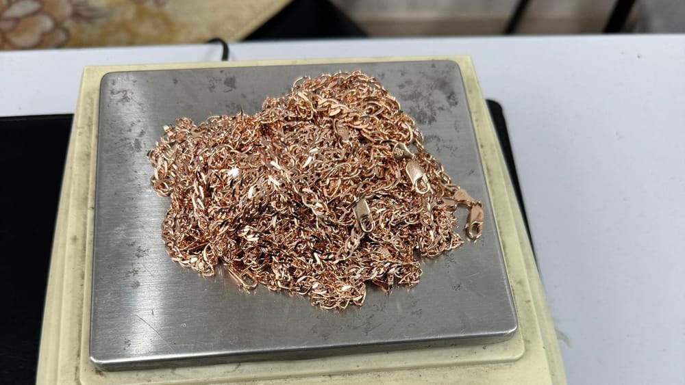 Кыргызстанка пыталась незаконно ввезти ювелирные изделия на 1.9 млн сомов изображение публикации