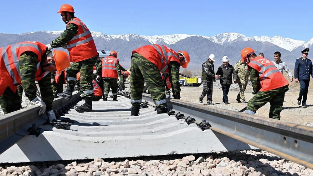 В $8 млрд обойдется строительство железной дороги КНР – КР – РУз – Акылбек Жапаров изображение публикации