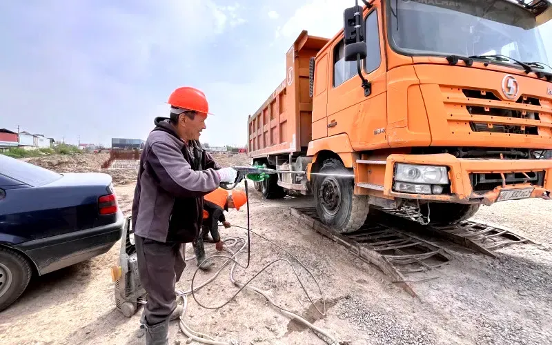 Только на 11 из 34 проверенных стройобъектах начали мыть колеса грузовиков изображение публикации