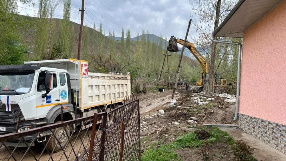 К устранению последствий селя в Ошской области привлечены более 500 человек изображение публикации