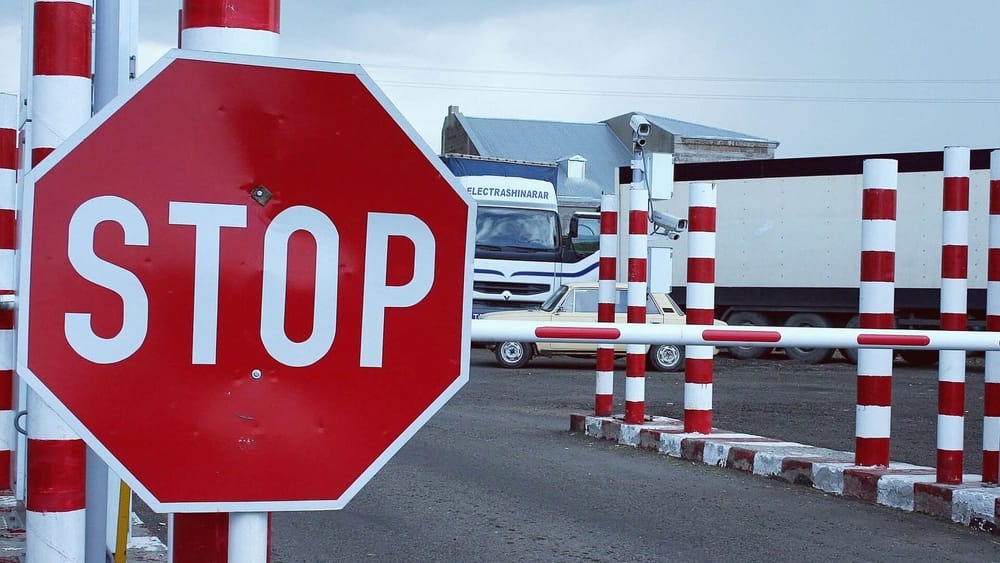 Три КПП временно приостановят пропуск лиц и машин через границу изображение публикации