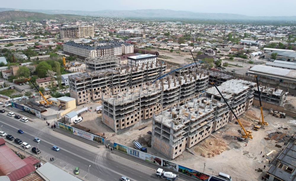 Садыр Жапаров осмотрел строительство ипотечных домов в Джалал-Абаде на 639 квартир изображение публикации