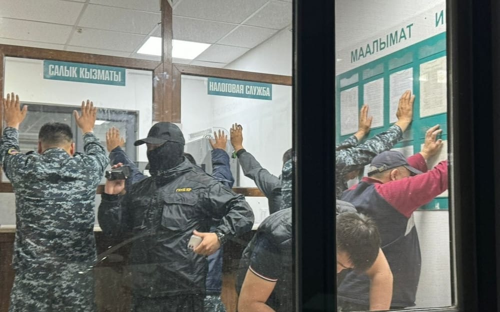 ГКНБ задержал налоговиков за вымогательства на КПП «Ак-Тилек» изображение публикации