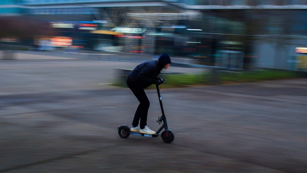 Самокатчиков в КР будут штрафовать за нарушение ПДД изображение публикации