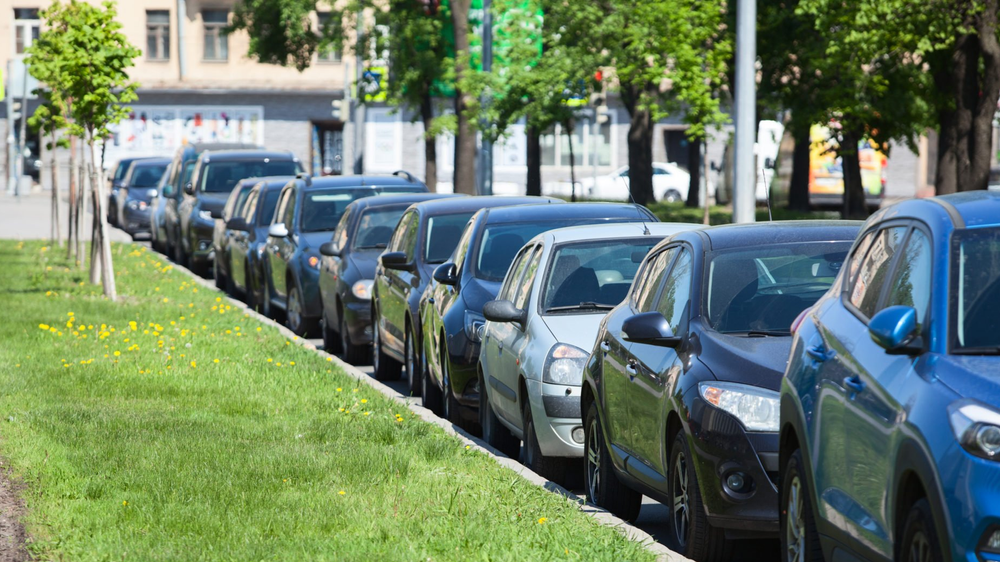 Мэрия хочет обновить правила парковок и стоянок в Бишкеке — тарифы станут дифференцированными изображение публикации