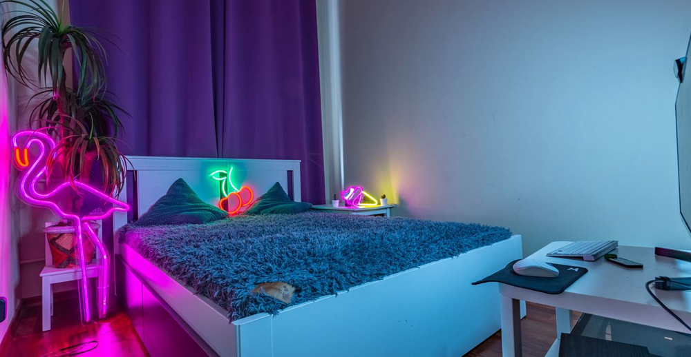 В Жогорку Кенеше предложили штрафовать вебкам-моделей – Дастан Бекешев выступил против изображение публикации