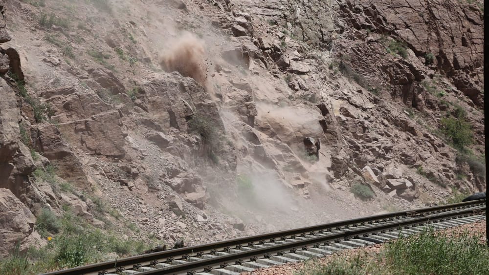 В Боомском ущелье пять дней будут перекрывать дорогу для спуска камней изображение публикации