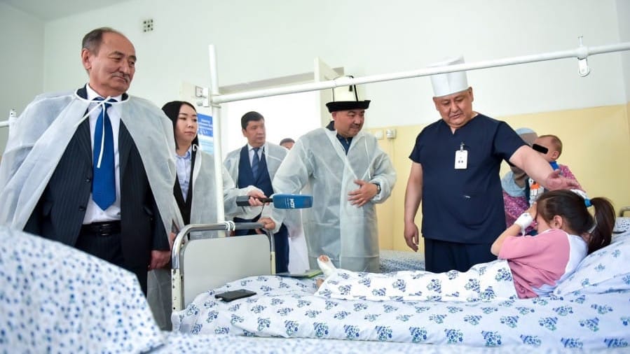 Мэр Бишкека выделил по 50 тысяч сомов детям, пострадавшим в результате массового автонаезда в Сузаке изображение публикации