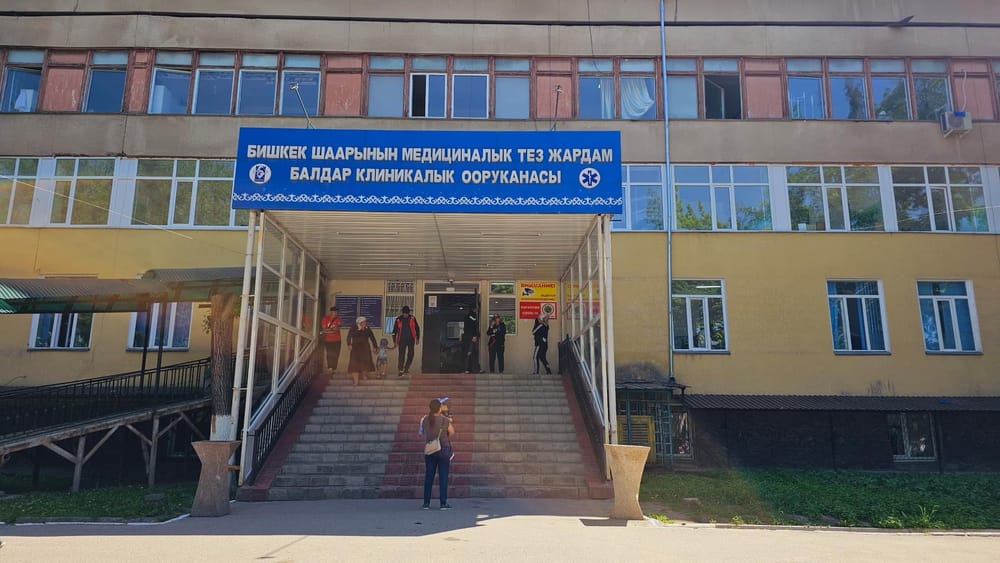 Садыр Жапаров навестил пострадавших детей изображение публикации