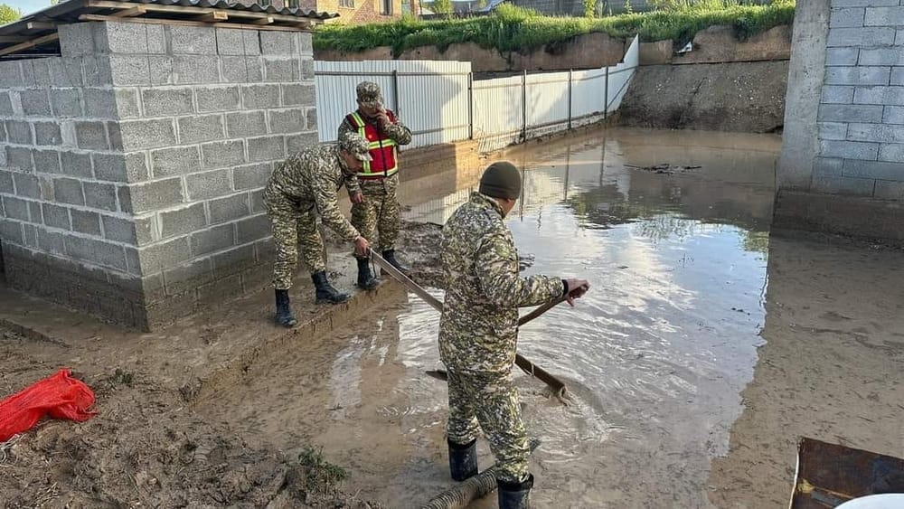 Селевыми потоками затопило трассу Ош – Раззаков изображение публикации
