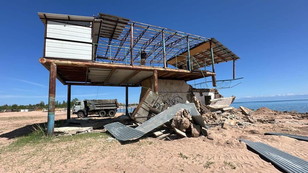 На Иссык-Куле сносят лодочный парк и кафе — находились слишком близко к берегу изображение публикации