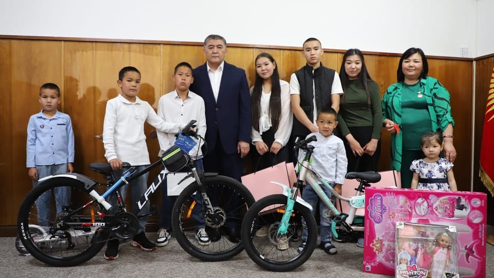 Матери-одиночке, воспитывающей восьмерых детей, подарили квартиру в Токмоке изображение публикации