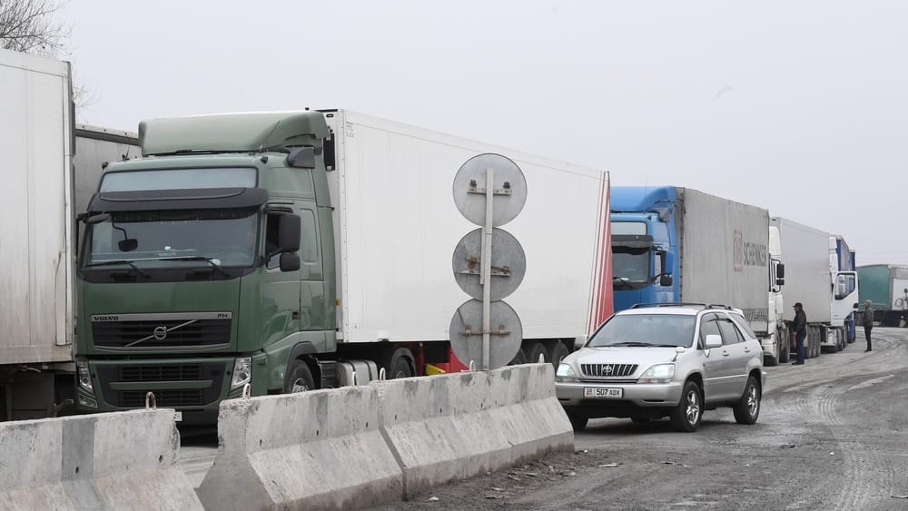 До 1 сентября в Бишкеке будут действовать ограничения на движение грузовиков изображение публикации